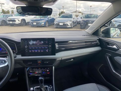 Used 2025 Volkswagen Jetta SE image 35