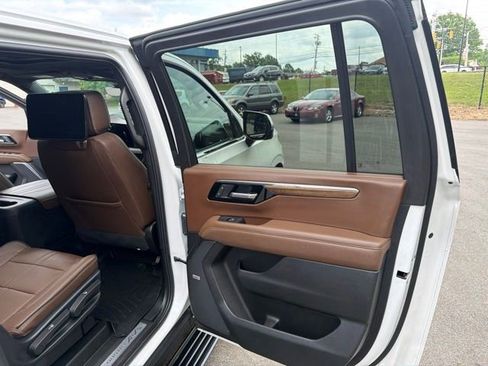 Used 2025 Chevrolet Suburban High Country AWD/4WD image 31
