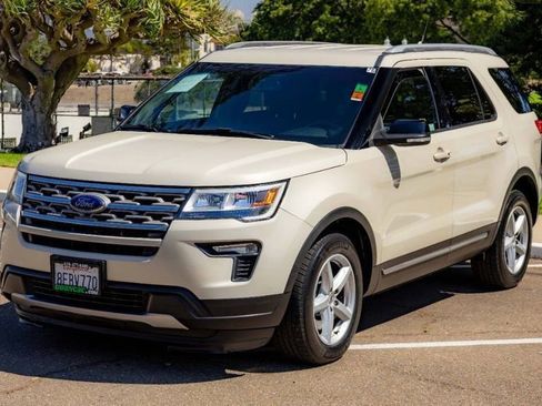 Used 2018 Ford Explorer XLT w/ Equipment Group 201A image 3