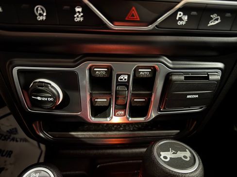 Used 2019 Jeep Wrangler Unlimited Sahara w/ Safetytec Group AWD/4WD image 28