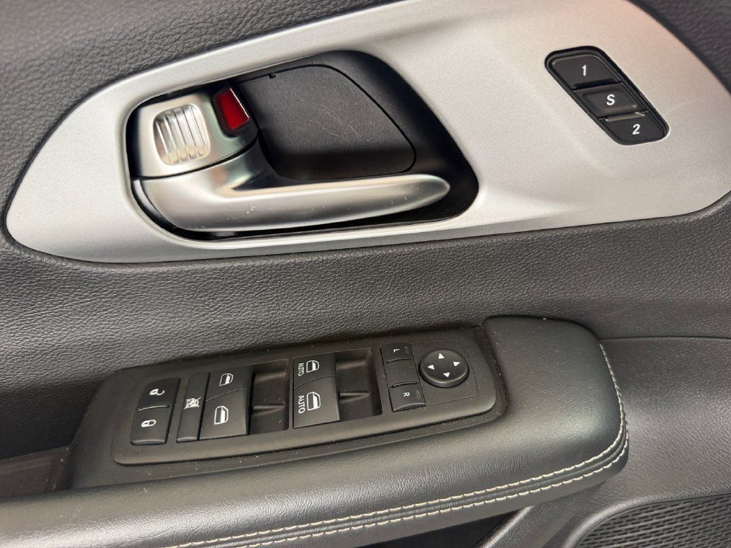 Used 2024 Chrysler Pacifica Limited FWD image 25