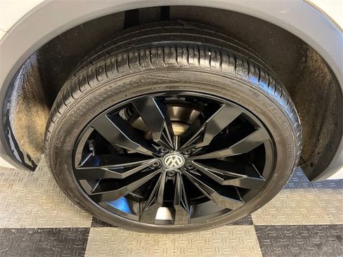 Certified 2020 Volkswagen Tiguan SE image 14