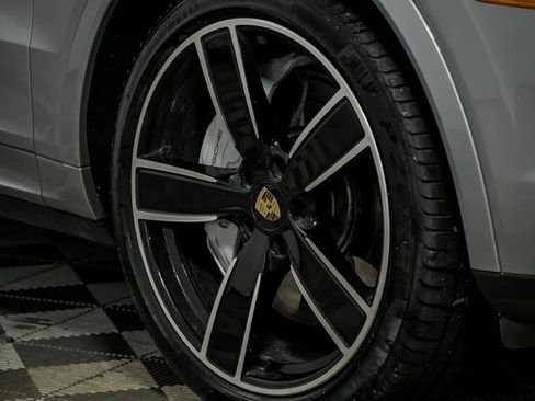 Used 2020 Porsche Cayenne Turbo image 3