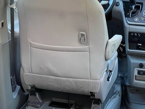 Used 2015 Toyota Sienna XLE Premium image 32