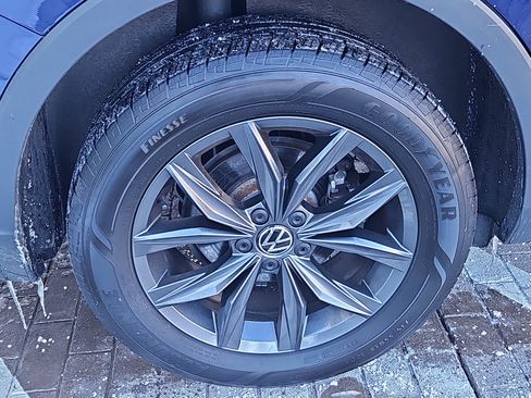 Certified 2022 Volkswagen Tiguan SE w/ Panoramic Sunroof Package image 28