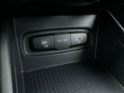 Used 2025 Hyundai Venue SEL image 25