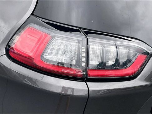 Used 2019 Jeep Cherokee Latitude Plus w/ Cold Weather Group AWD/4WD image 30