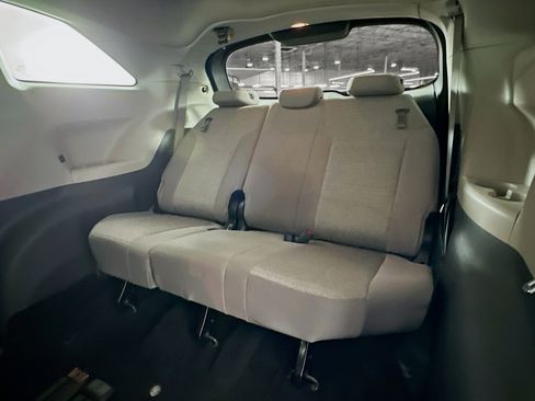 Used 2024 Toyota Sienna LE image 28