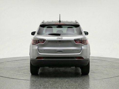 Used 2025 Jeep Compass Limited image 7