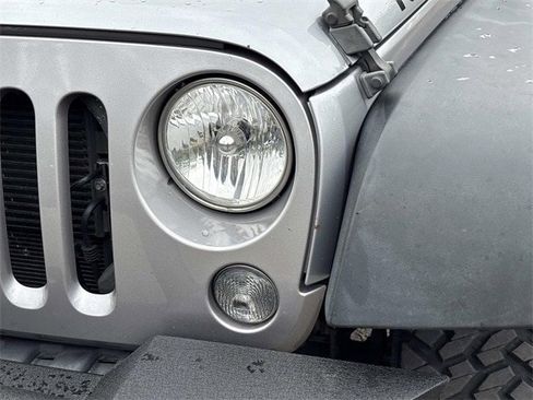 Used 2018 Jeep Wrangler Unlimited Rubicon w/ Connectivity Group image 10