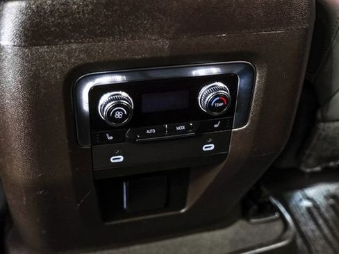 Used 2022 GMC Yukon XL SLT w/ SLT Premium Package image 33