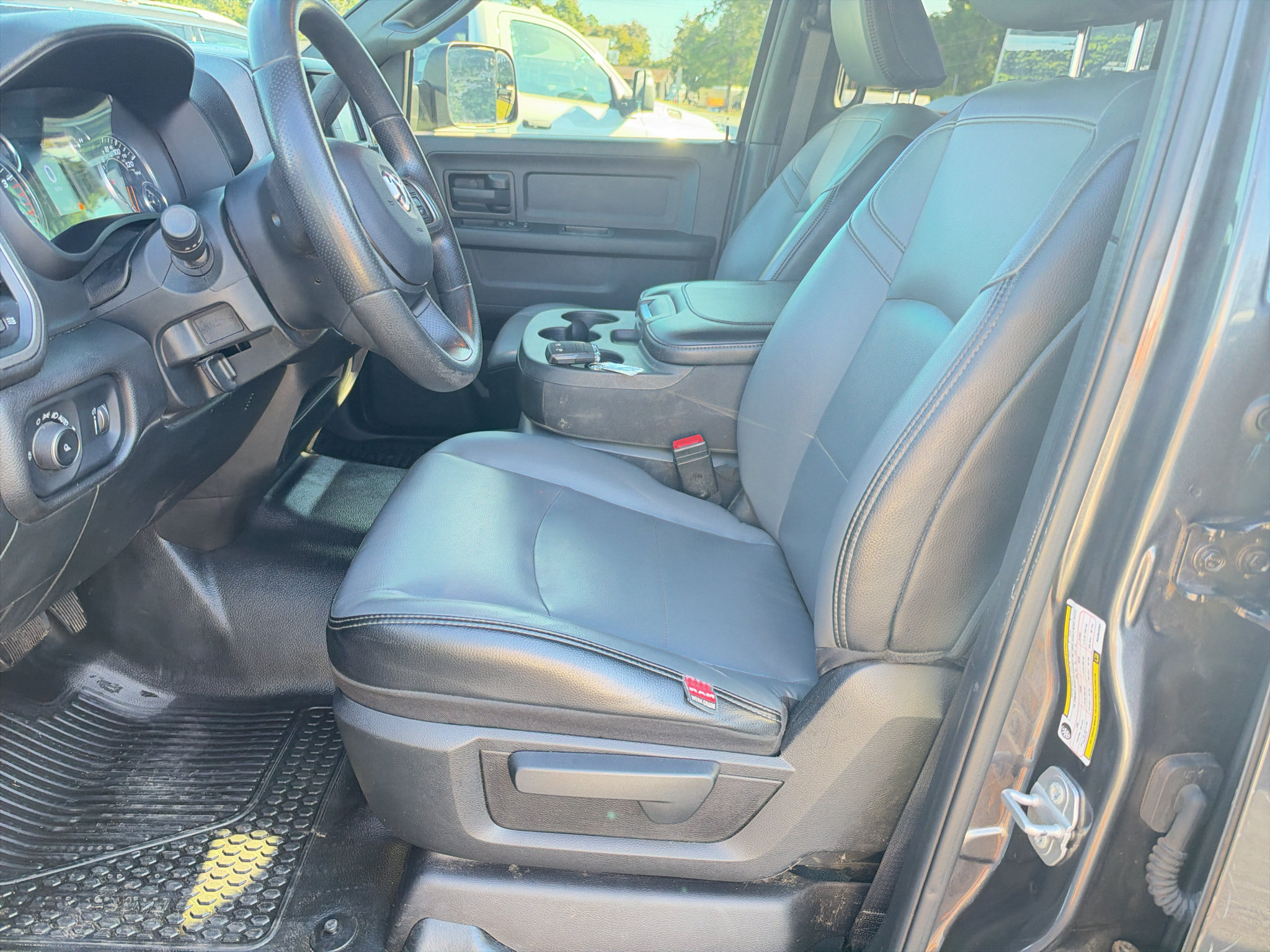 Used 2022 RAM 3500 Tradesman RWD image 18