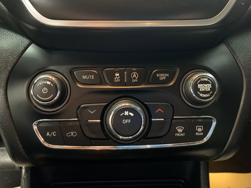 Used 2019 Jeep Cherokee Latitude Plus AWD/4WD image 24