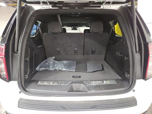Used 2023 Chevrolet Suburban Premier image 3