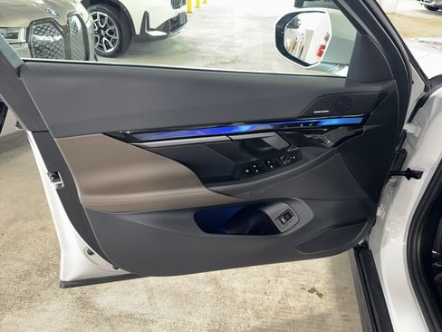 Used 2025 BMW i5 eDrive40i w/ Premium Package RWD image 18