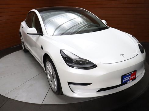 Used 2023 Tesla Model 3 Standard Range image 17