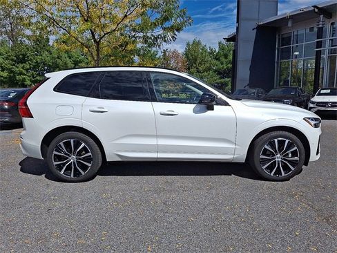 Used 2024 Volvo XC60 B5 Plus image 11