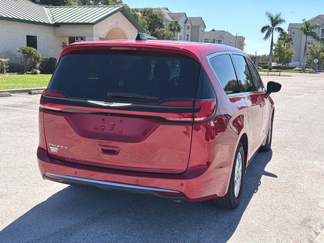 Used 2025 Chrysler Pacifica Select FWD image 5