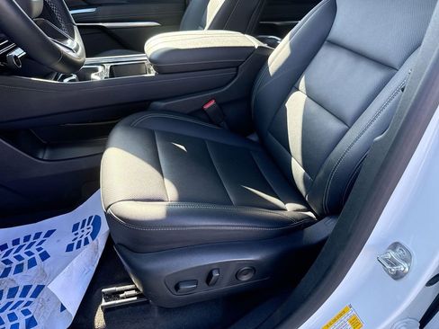 Used 2025 Chevrolet Traverse LT image 21