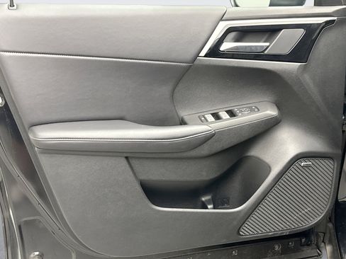 Used 2025 Mitsubishi Outlander SE image 9