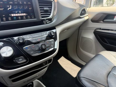 Used 2019 Chrysler Pacifica Touring-L FWD image 29