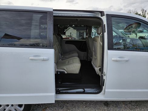 Used 2018 Dodge Grand Caravan SE image 29