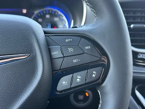 Used 2025 Chrysler Pacifica Limited FWD image 19