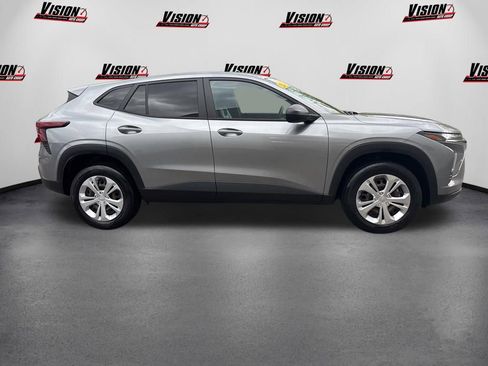 Used 2024 Chevrolet Trax LS FWD image 4