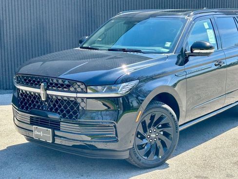 New 2026 Lincoln Navigator L Reserve AWD/4WD image 3