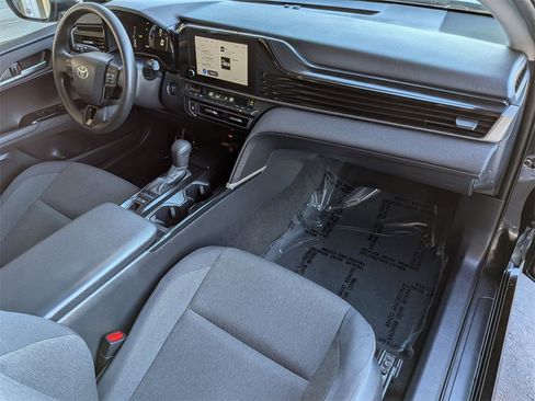 Used 2025 Toyota Camry LE image 33