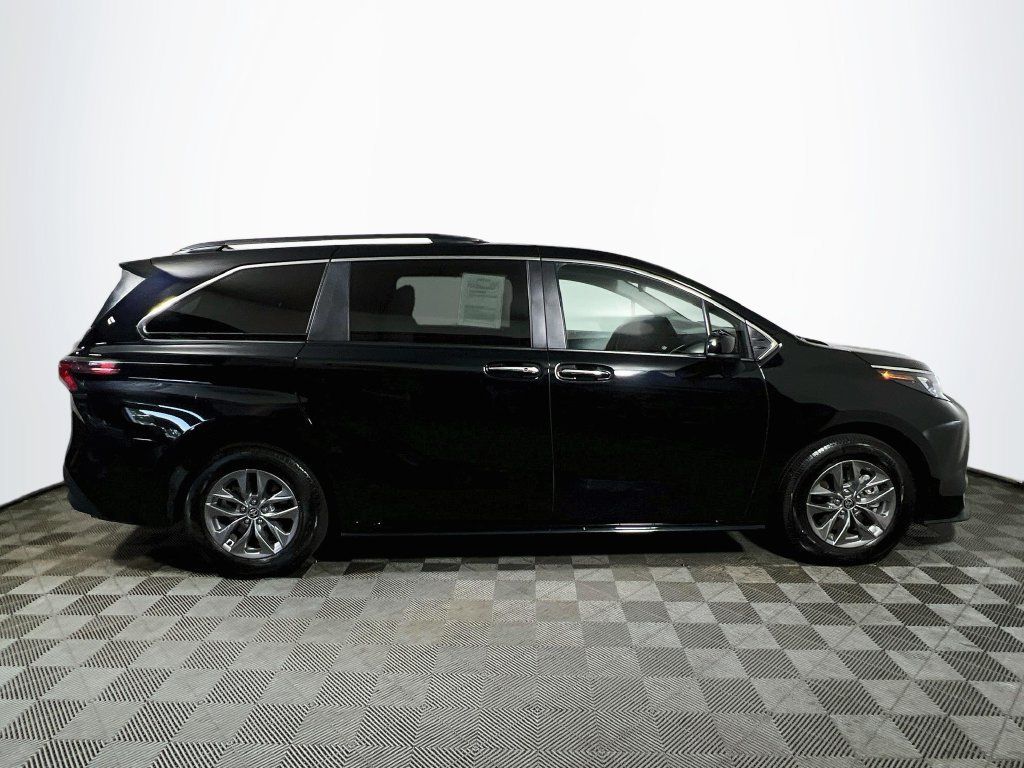 Certified 2026 Toyota Sienna XLE FWD image 8