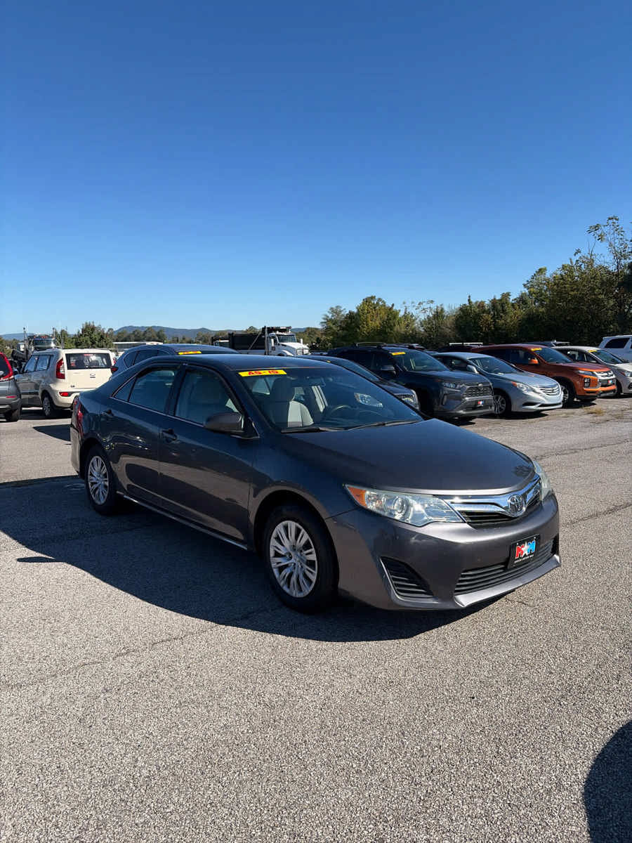 Used 2014 Toyota Camry LE FWD image 13