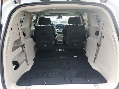 Used 2021 Chrysler Pacifica Touring w/ Uconnect Theater Family Group image 11