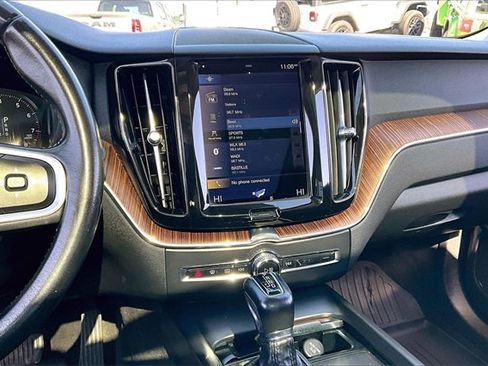 Used 2021 Volvo XC60 T5 Momentum w/ Advanced Package image 9
