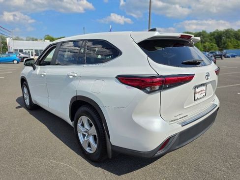 Used 2023 Toyota Highlander LE AWD/4WD image 5