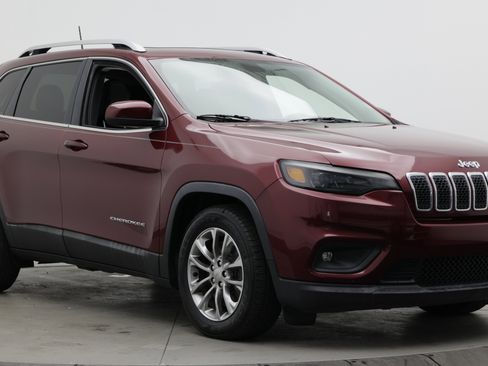 Used 2019 Jeep Cherokee Latitude Plus w/ Comfort/Convenience Group FWD image 3