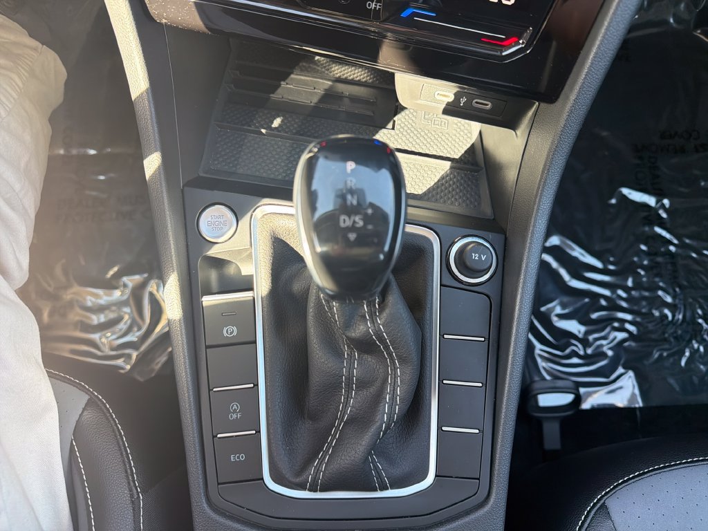 Certified 2025 Volkswagen Jetta SE FWD image 17
