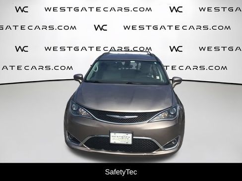 Used 2017 Chrysler Pacifica Touring-L FWD image 4