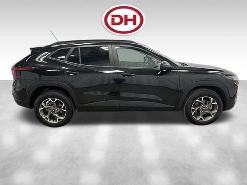 Used 2025 Chevrolet Trax LT image 2