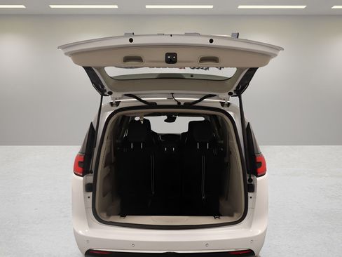 Certified 2023 Chrysler Pacifica Touring-L FWD image 20