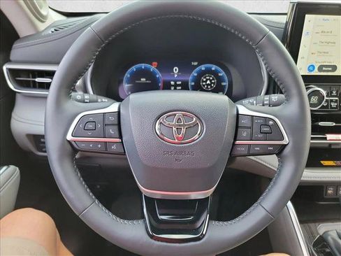 Used 2026 Toyota Highlander Platinum AWD/4WD image 17