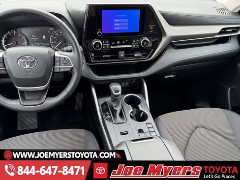 Used 2025 Toyota Highlander LE image 17