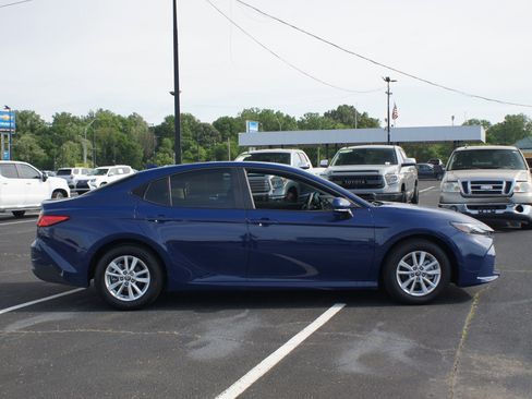 Used 2025 Toyota Camry LE w/ Convenience Package image 20