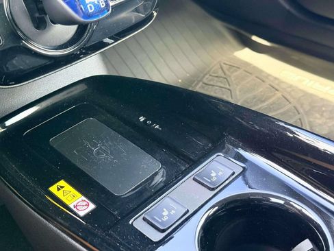 Used 2019 Toyota Prius XLE AWD/4WD image 26
