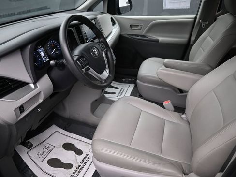 Used 2020 Toyota Sienna L FWD image 20
