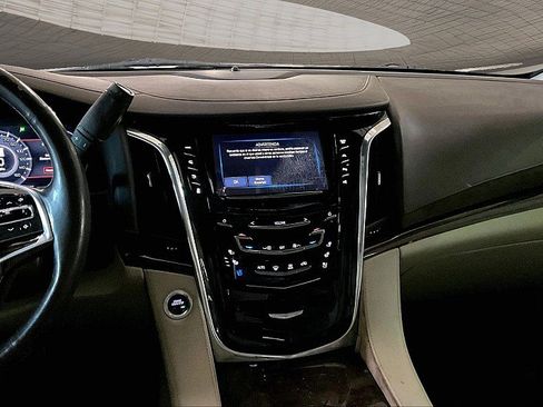 Used 2017 Cadillac Escalade Luxury RWD image 5