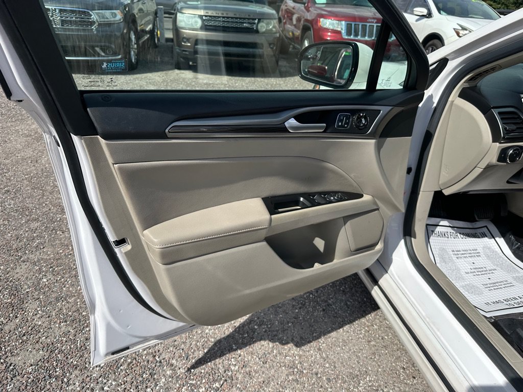 Used 2017 Ford Fusion SE w/ Fusion SE Technology Package FWD image 11