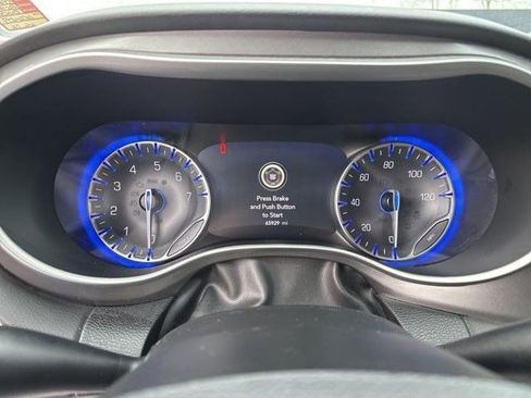 Used 2023 Chrysler Pacifica Touring-L image 15