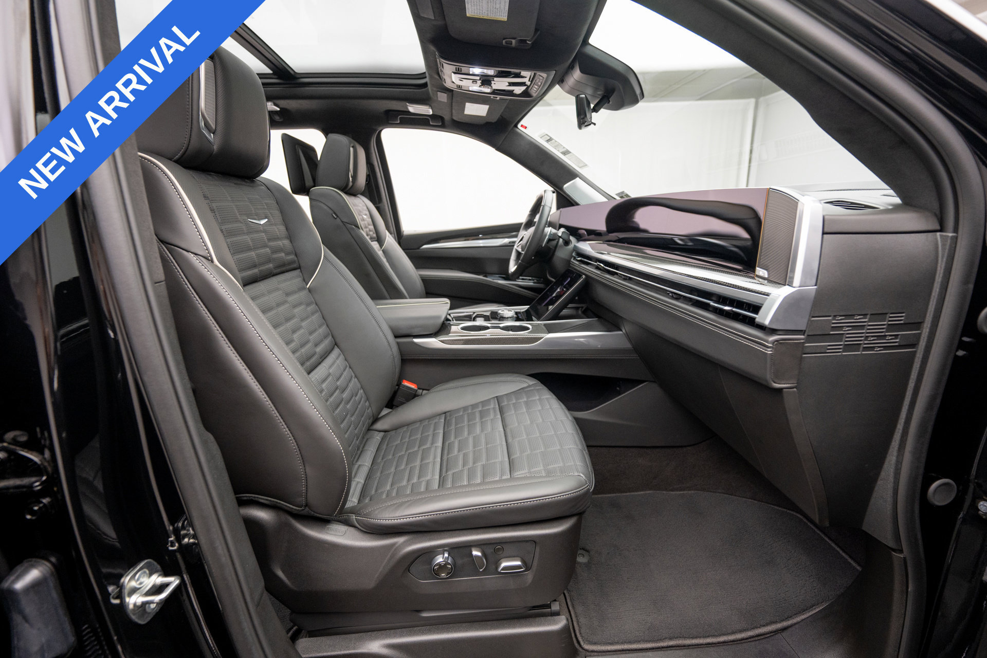 Used 2026 Cadillac Escalade ESV V w/ LPO, ONYX Package AWD/4WD image 14