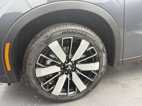 New 2025 Mitsubishi Outlander SE image 12